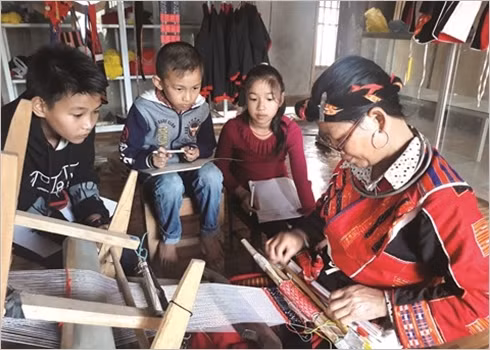 Le tissage traditionnel des habits des Pà Then ảnh 2