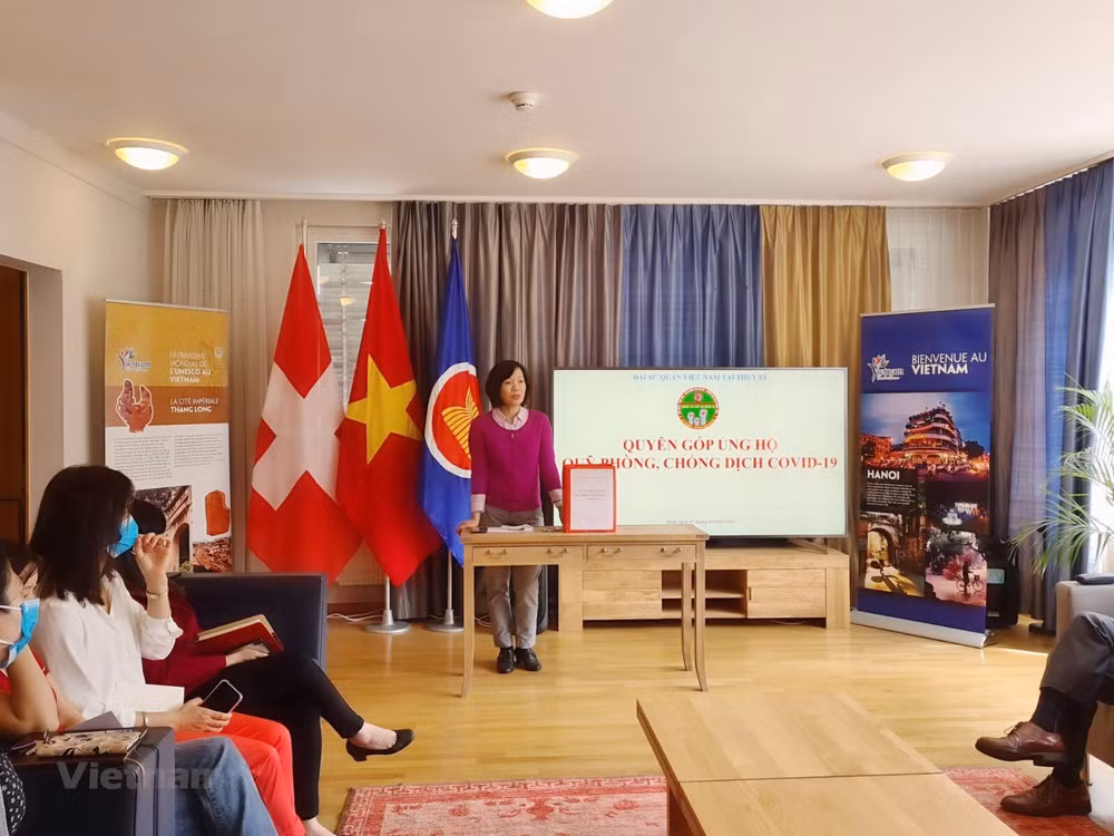 L'ambassade du Vietnam en Suisse au chevet au Fonds de vaccination anti-Covid-19 ảnh 2