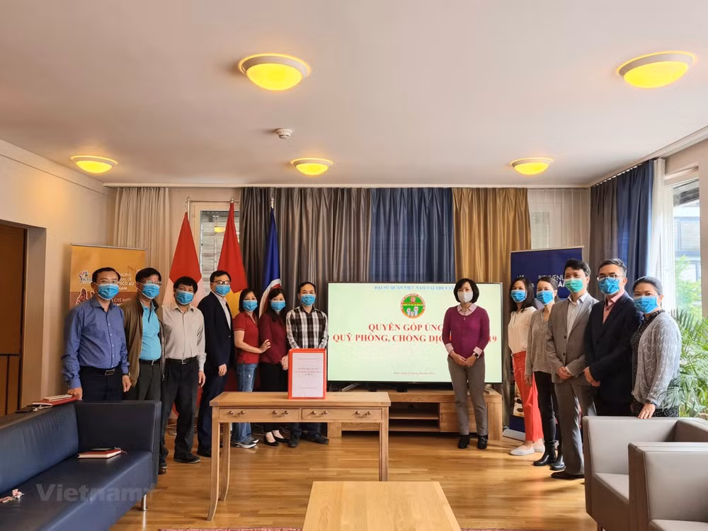 L'ambassade du Vietnam en Suisse au chevet au Fonds de vaccination anti-Covid-19 ảnh 1