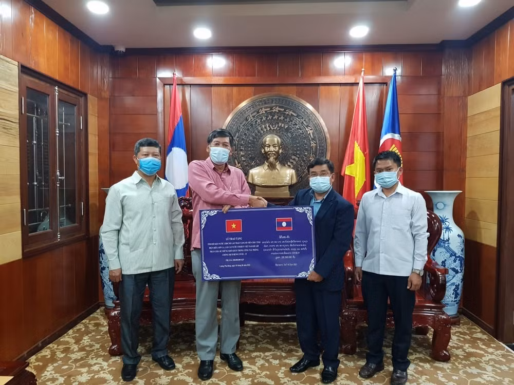 Des provinces du Laos soutiennent le Vietnam dans sa lutte contre le COVID-19 ảnh 1