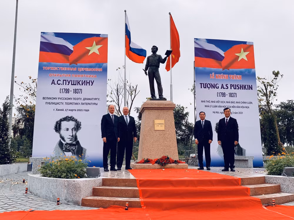 Inauguration de la statue du grand poète russe Pouchkine à Hanoï ảnh 1