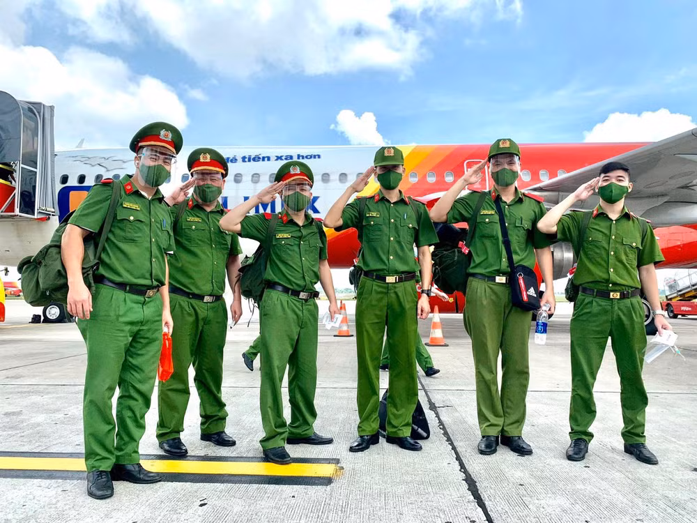Vietjet Air transporte près de 1.000 policiers pour soutenir la lutte contre le COVID-19 à HCM-Ville ảnh 2 Vietjet Air transporte près de 1.000 policiers pour soutenir la lutte contre le COVID-19 à HCM-Ville ảnh 2