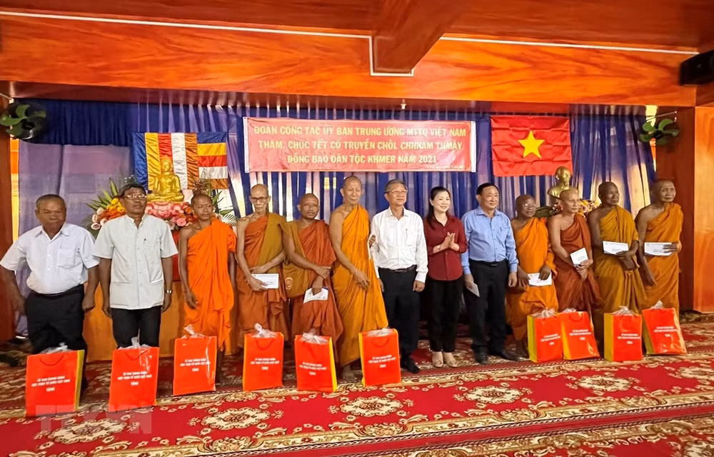 Chol Chnam Thmay: le Comité central du FPV adresse des voeux aux Khmers d'An Giang ảnh 1