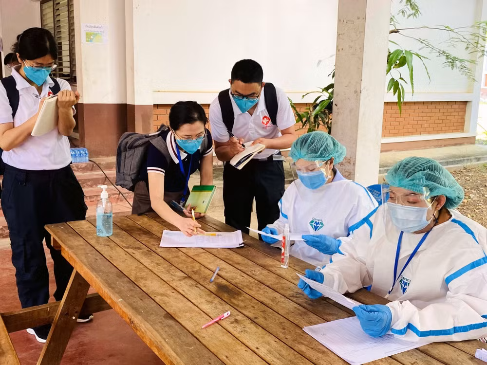 COVID-19: Laos exhorte les gens à se faire vacciner et Thaïlande s'efforce de produire le vaccin ảnh 1