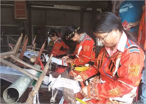 Le tissage traditionnel des habits des Pà Then ảnh 4