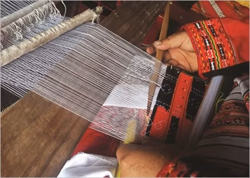 Le tissage traditionnel des habits des Pà Then ảnh 3