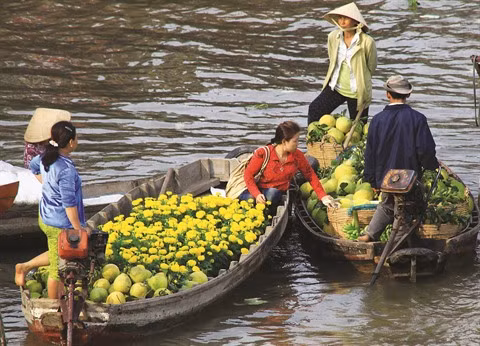 Les belles couleurs des marchés flottants au Nouvel An lunaire ảnh 2