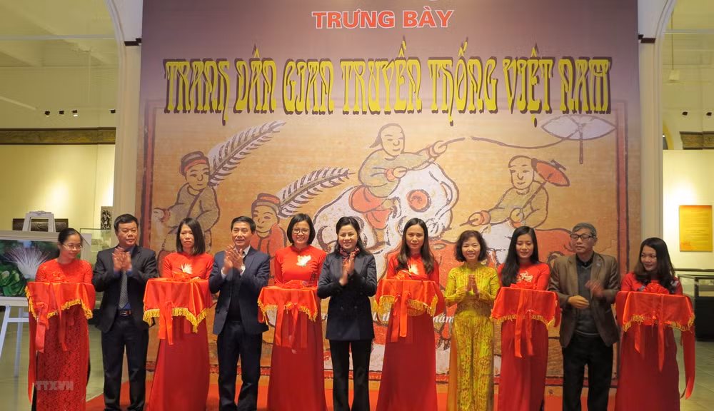 Exposition de peintures folkloriques traditionnelles vietnamiennes à Hai Phong ảnh 1