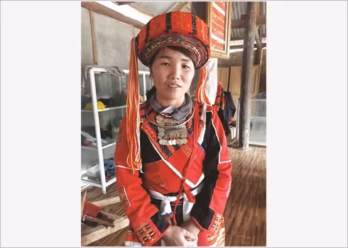 Le tissage traditionnel des habits des Pà Then ảnh 1