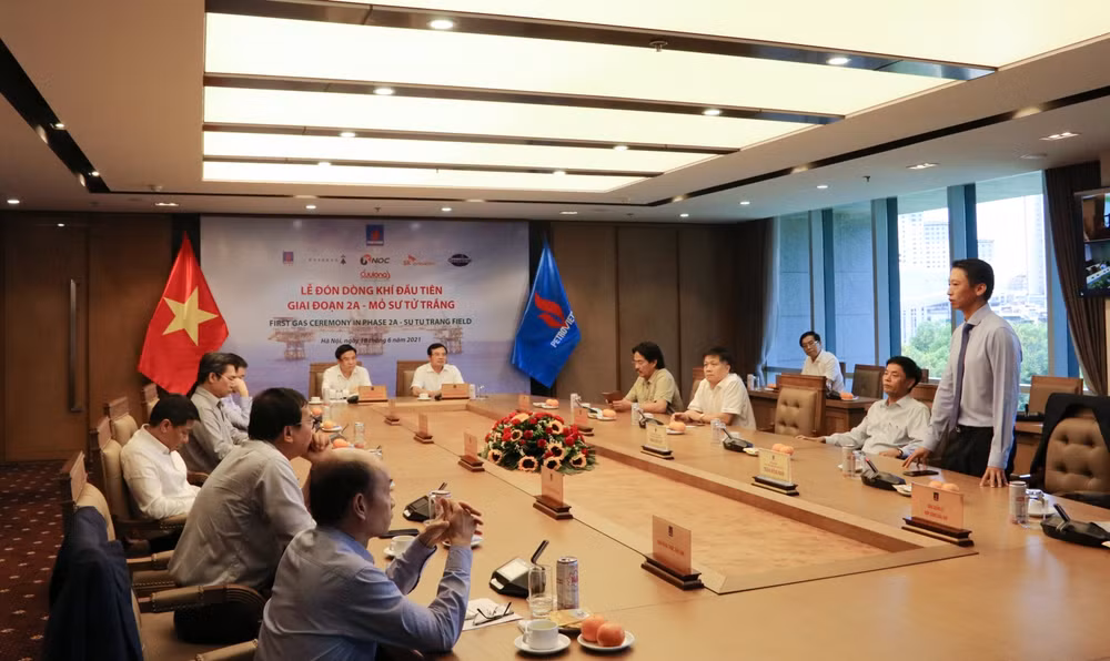 PVN reçoit le premier flux de gaz de la phase 2A du champ Su Tu Trang ảnh 1