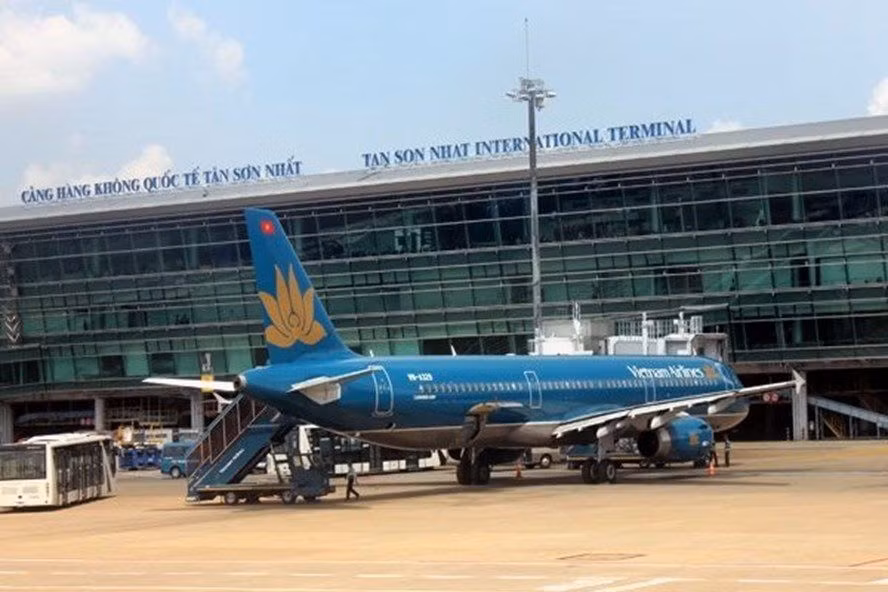 COVID-19: Le Vietnam suspend les vols internationaux vers l'aéroport de Tan Son Nhat ảnh 1