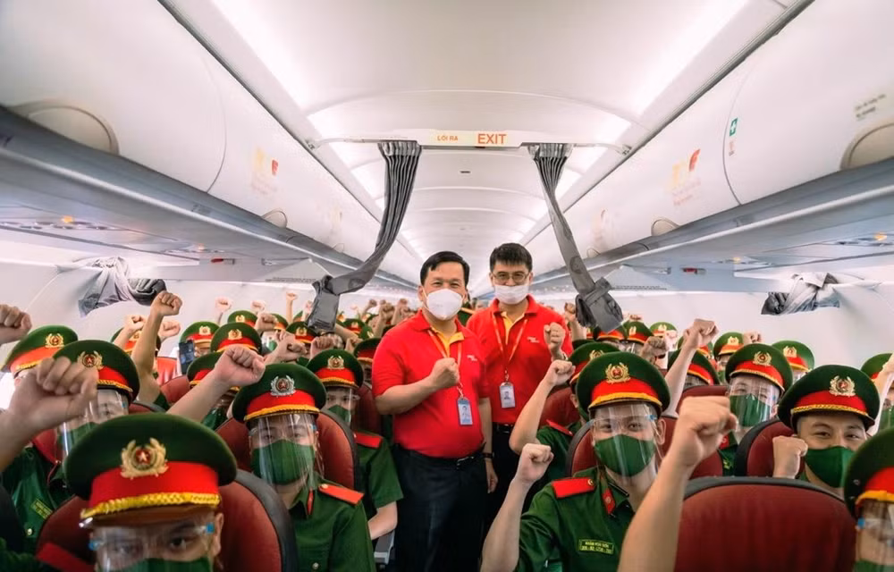 Vietjet Air transporte près de 1.000 policiers pour soutenir la lutte contre le COVID-19 à HCM-Ville ảnh 1