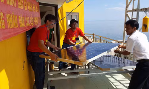 Des Vietnamiens en R. de Corée apportent des générateurs solaires à Truong Sa ảnh 1