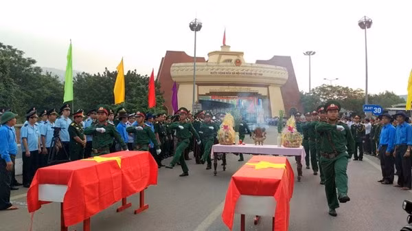 Centre : inhumation des restes de soldats tombés au Laos et au Cambodge ảnh 1