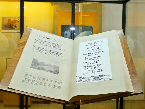 Un livre de poésie géant du Vietnam établit le record de Worldkings ảnh 1