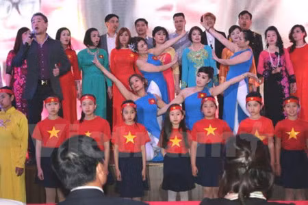 En République tchèque, ils chantent l'amour de la mer et des îles du Vietnam ảnh 1