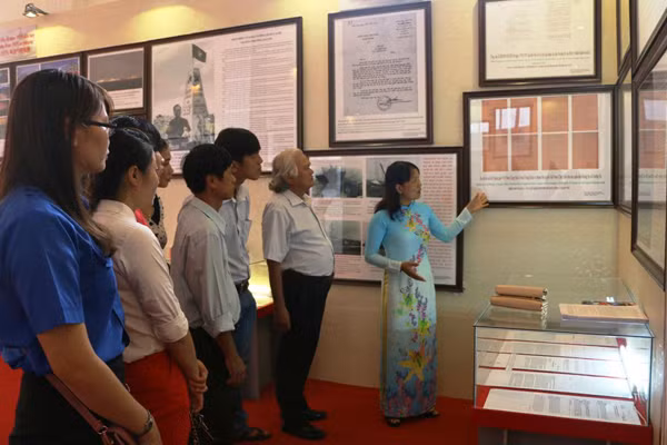 Exposition de cartes et d'archives sur Hoang Sa et Truong Sa à Binh Phuoc ảnh 1