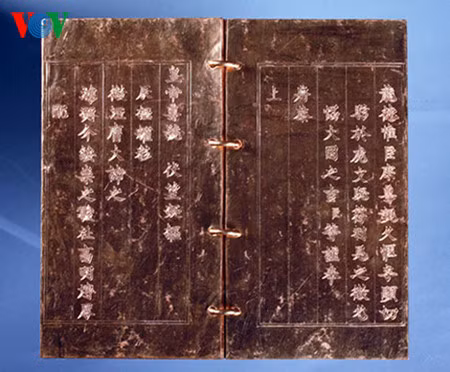 Les livres en métaux précieux de la dynastie des Nguyen ảnh 1