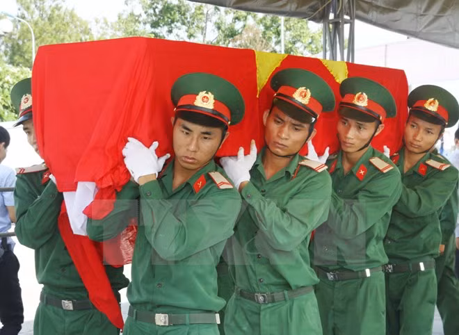 Nghe An : inhumation des restes de soldats tombés au Laos ảnh 1