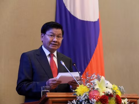 Le Premier ministre laotien débute sa visite au Vietnam ảnh 1