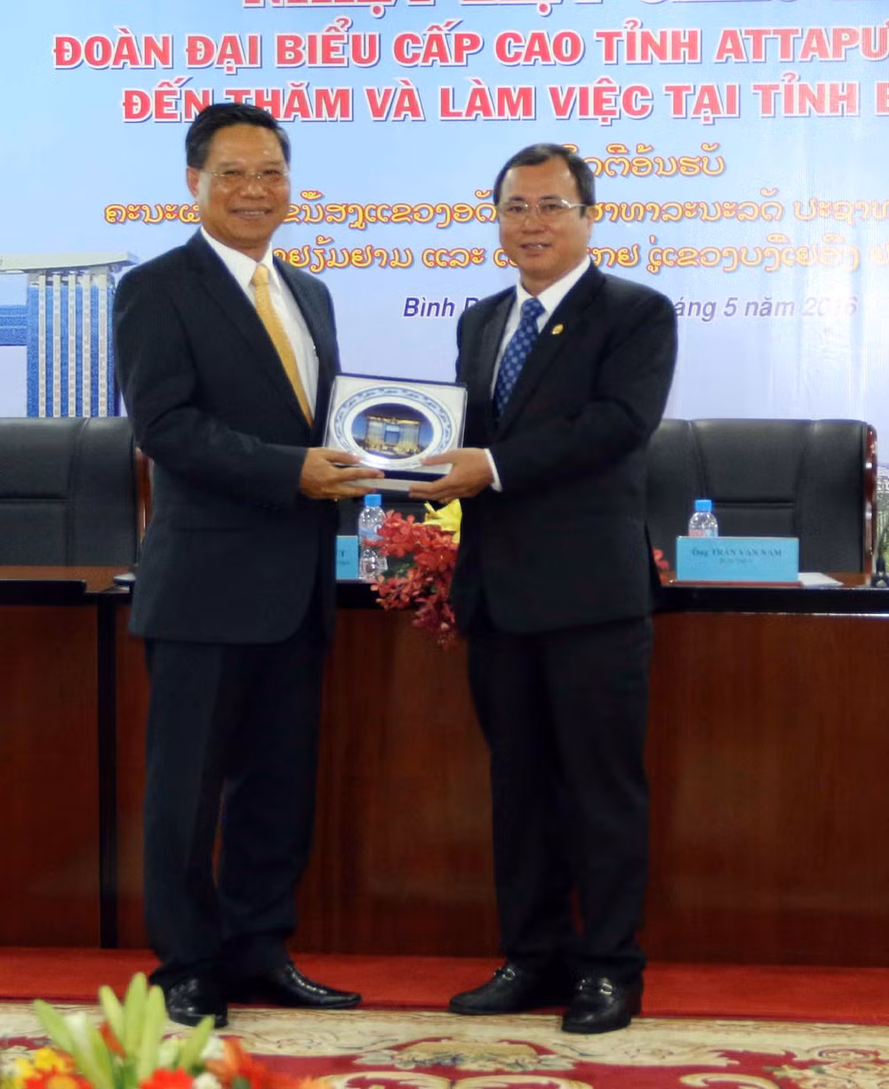 La province laotienne d’Attopeu cherche à coopérer dans l’investissement avec Binh Duong ảnh 1
