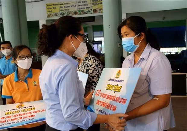 Hô Chi Minh-Ville offre 200.000 sacs de bien-être aux travailleurs défavorisés ảnh 1