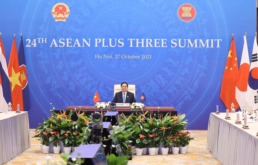 Le Premier ministre participe au 24e Sommet de l’ASEAN+3 ảnh 1