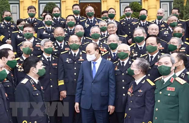 Le président Nguyen Xuan Phuc rencontre des anciens combattants de la piste maritime Ho Chi Minh ảnh 1