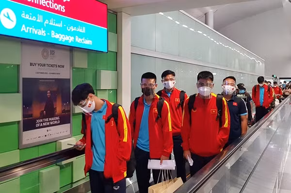 Le Vietnam arrive aux Emirats Arabes Unis pour se préparer à un match contre la Chine ảnh 1
