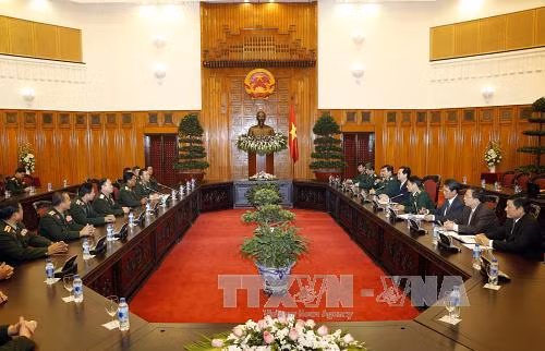 Le PM Nguyen Tan Dung rencontre le chef-d'état major général de l'Armée laotienne ảnh 1
