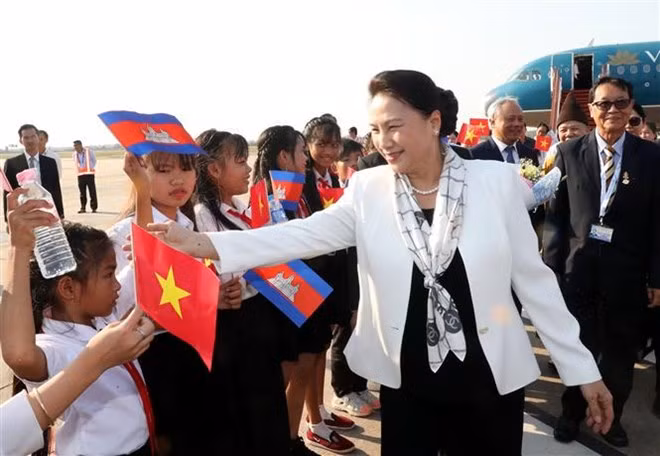 La présidente de l’Assemblée nationale arrive à Siem Reap pour la FPAP-27 ảnh 1