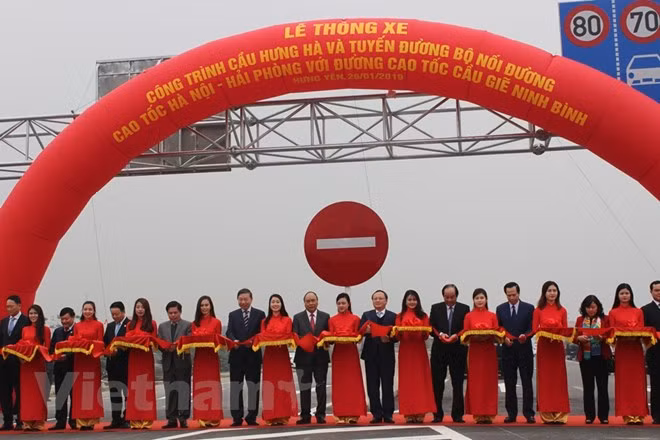 Ouverture au trafic du pont Hung Ha reliant Hung Yen à Ha Nam ảnh 1