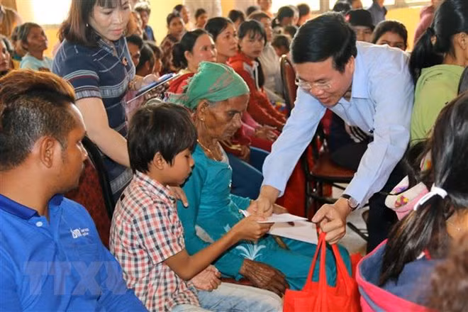 Des visites de dirigeants à l’occasion du Têt ảnh 2