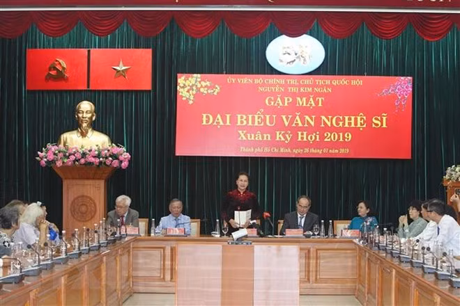 La présidente de l’AN assiste au programme ‘’Têt de la retrouvaille’’ à Binh Duong ảnh 2