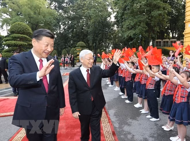 Les dirigeants vietnamiens et chinois échangent leurs voeux pour le Nouvel An ảnh 1