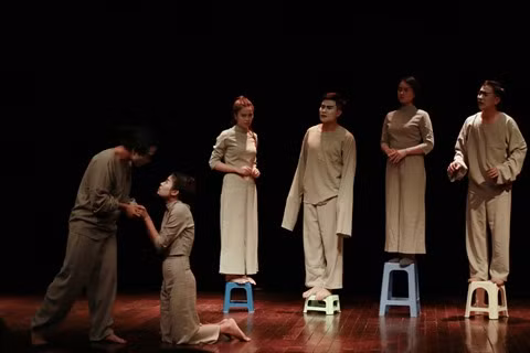 "La cantatrice chauve" monte sur scène pour la première fois à Hanoi ảnh 2