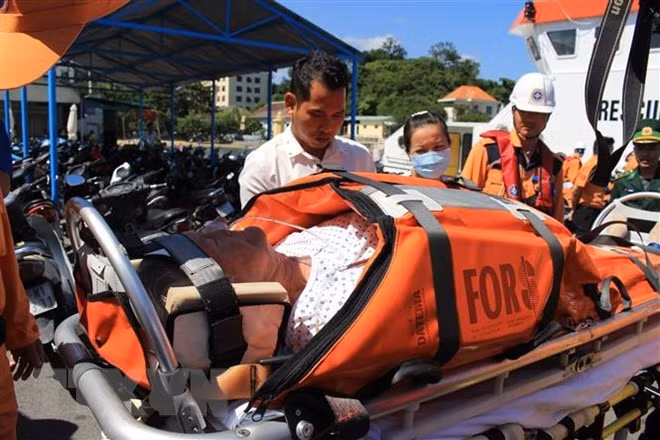Un touriste de croisière américain secouru au large du Centre ảnh 1
