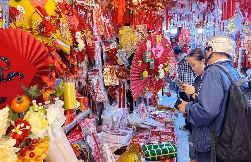 Grande diversité dans les produits de décoration du Têt ảnh 2
