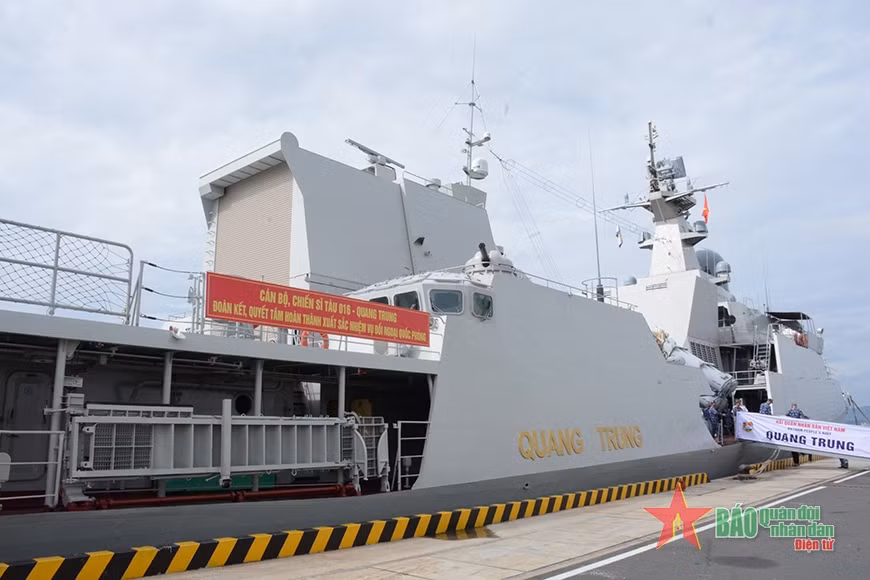 La frégate vietnamienne 016-Quang Trung part pour participer à l'exercice "Paix et Amitié 2023" ảnh 1