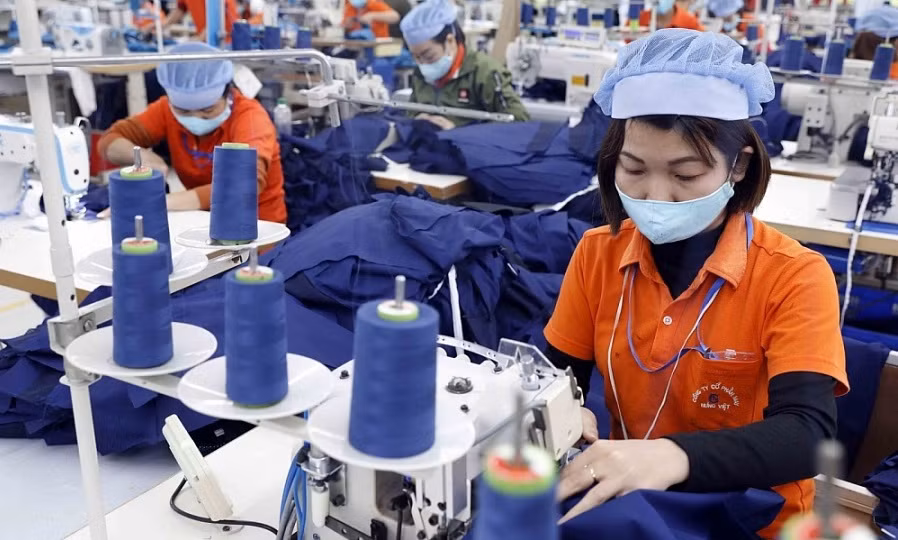 Textile-habillement : le Vietnam cible 44 milliards de dollars d'exportations en 2024 ảnh 1
