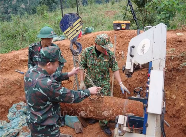 ​Deux bombes datant de la guerre neutralisées en toute sécurité à Quang Tri ảnh 1