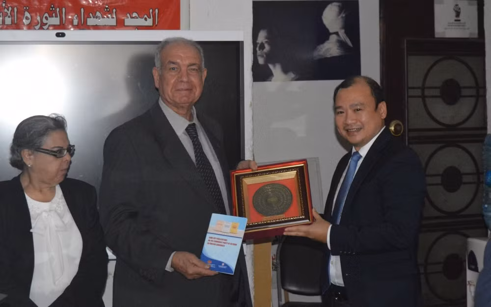 Une délégation du Comité directeur du Service d'information pour l’étranger en visite au Qatar, en Égypte et en Tanzanie ảnh 1