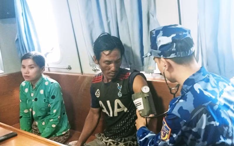 Sauvetage des membres d'un bateau en détresse au large de Con Dao ảnh 1