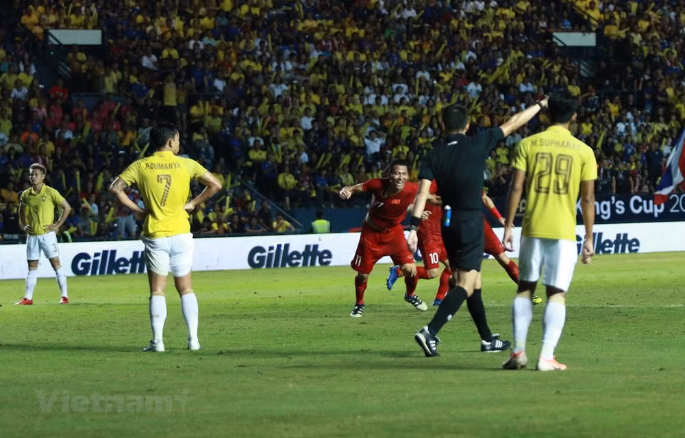 King's Cup 2019: le Vietnam bat la Thaïlande 1-0 pour entrer en finale ảnh 1