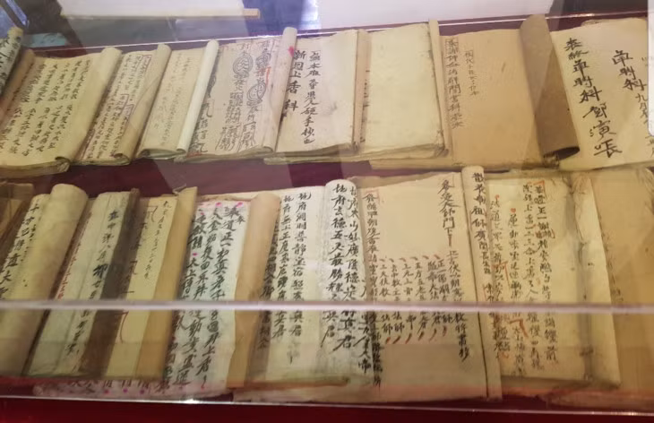 Le dernier fabricant de papier d’ordonnances royales de Hanoï ảnh 1