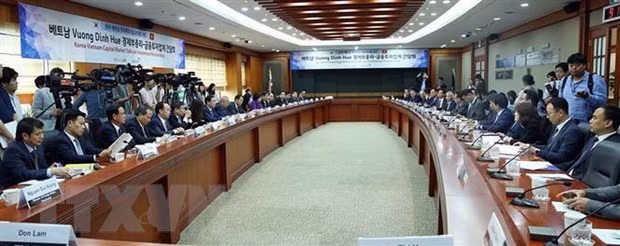 Le vice-PM Vuong Dinh Huê travaille avec des investisseurs sud-coréens ảnh 1