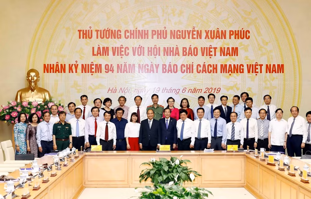 Le PM rencontre des journalistes à l’occasion de la Journée de la presse révolutionnaire ảnh 1
