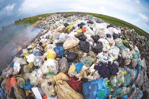 Il parcourt le pays pour photographier les sites pollués ảnh 3