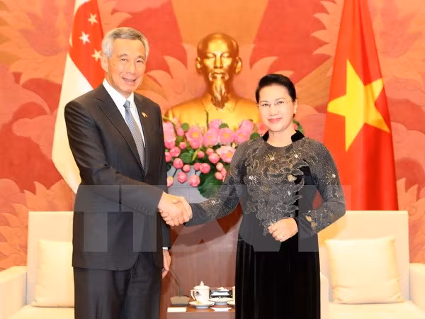La visite du PM singapourien "porte le partenariat stratégique à un nouveau palier" ảnh 1
