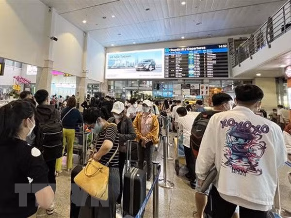 L'aéroport international de Tan Son Nhat enregistre un record de passagers le 4 février ảnh 1